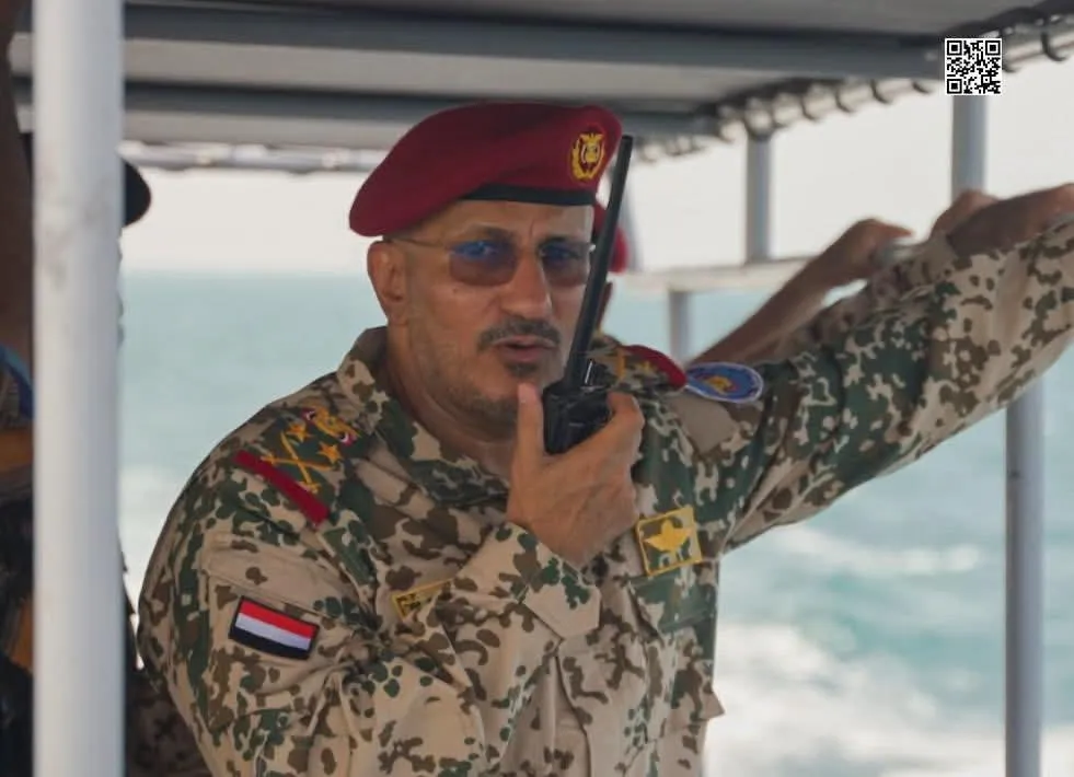 طارق صالح يرتدي الرتبة أخيراً.. أين ذهب وعد "تحرير صنعاء"؟