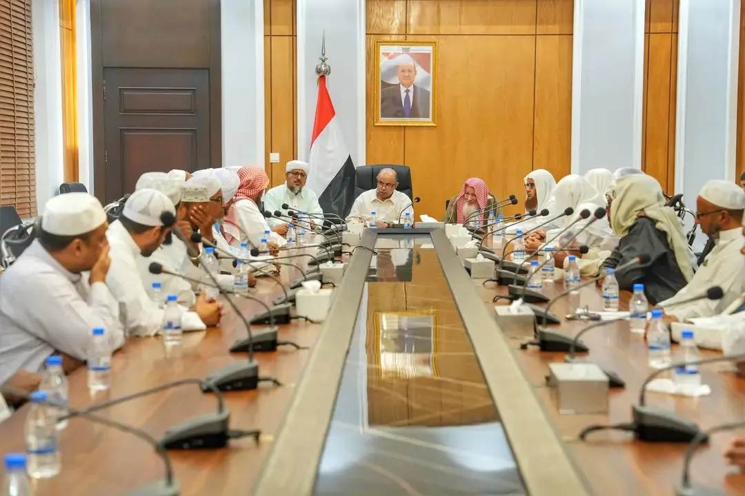 الخنبشي يدعو علماء حضرموت إلى مواجهة الفكر الحوثي ويؤكد مواصلة جهود استئناف تصدير النفط