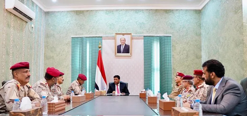 "عبدالله العليمي" يشدد على تحييد المؤسسة العسكرية عن "المناطقية" وتوحيد القرار