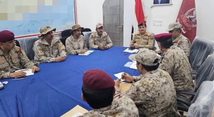 وزير الدفاع يوجه برفع الجاهزية العسكرية وتعزيز التنسيق لمواكبة التطورات الميدانية