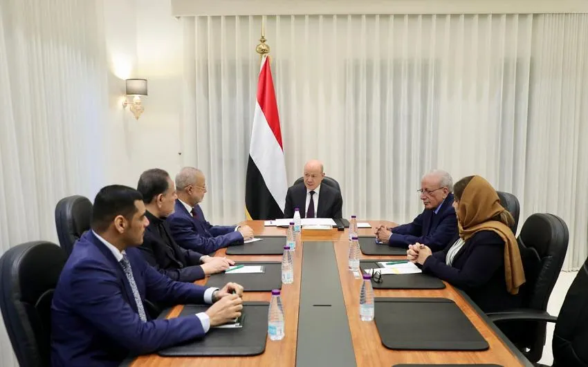 العليمي: لن نسمح بتحويل الشراكة السياسية إلى فرض أمر واقع بالقوة