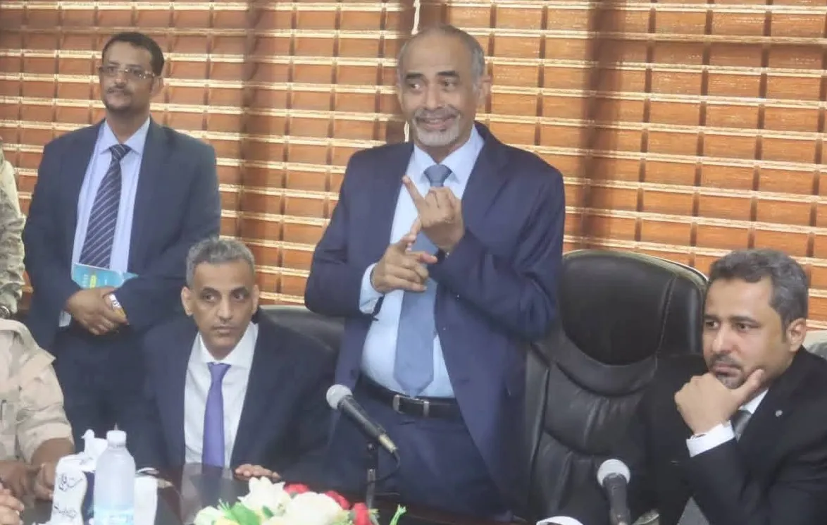 تصريحات "محمود الصبيحي" عن هوية الدولة والعلم الجمهوري تثير عاصفة جدل في اليمن (رصد)