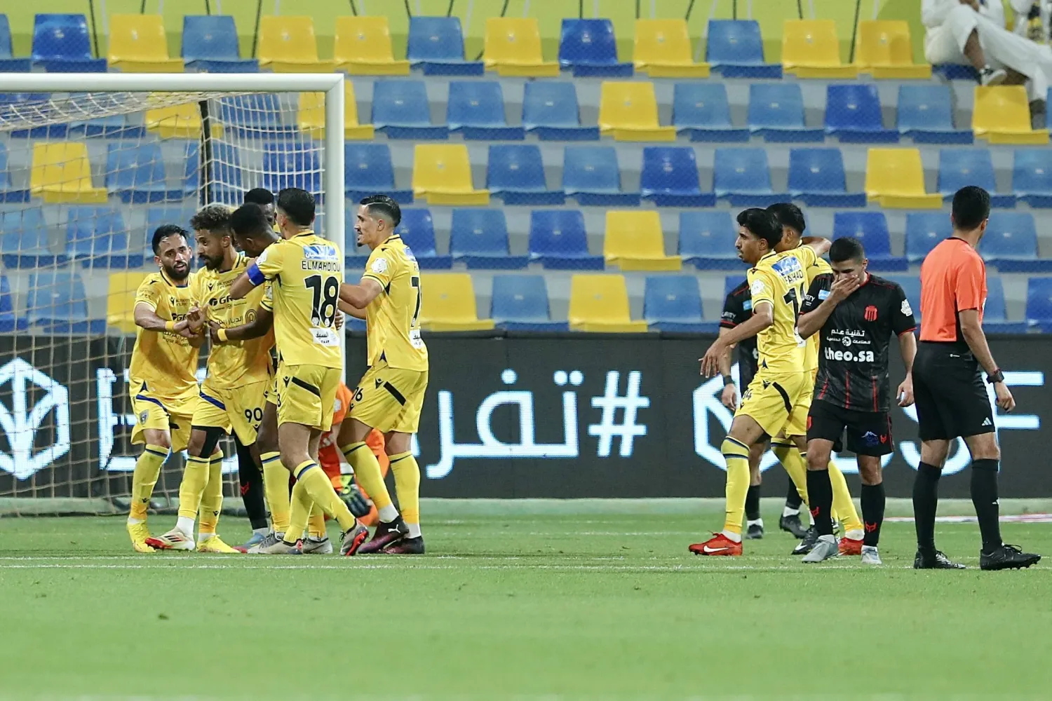التعاون يهزم الخليج