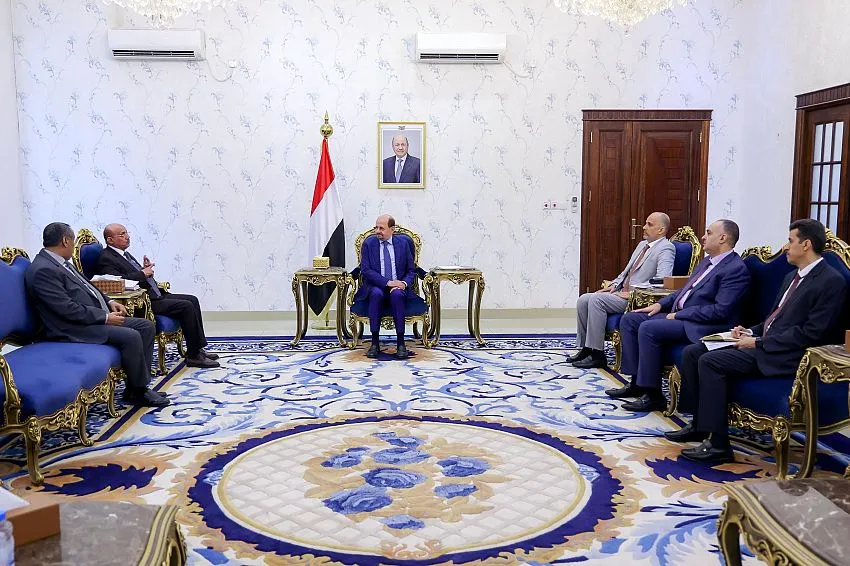 استنادا إلى الدعم السعودي الجديد.. رئيس الحكومة يوجه بالبدء في تسليم مرتبات موظفي الدولة 