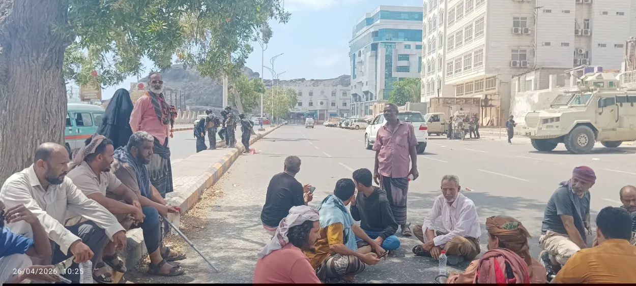 عدن.. وقفة احتجاجية لجرحى الحرب أمام قصر "معاشيق" وسط انتشار أمني كثيف