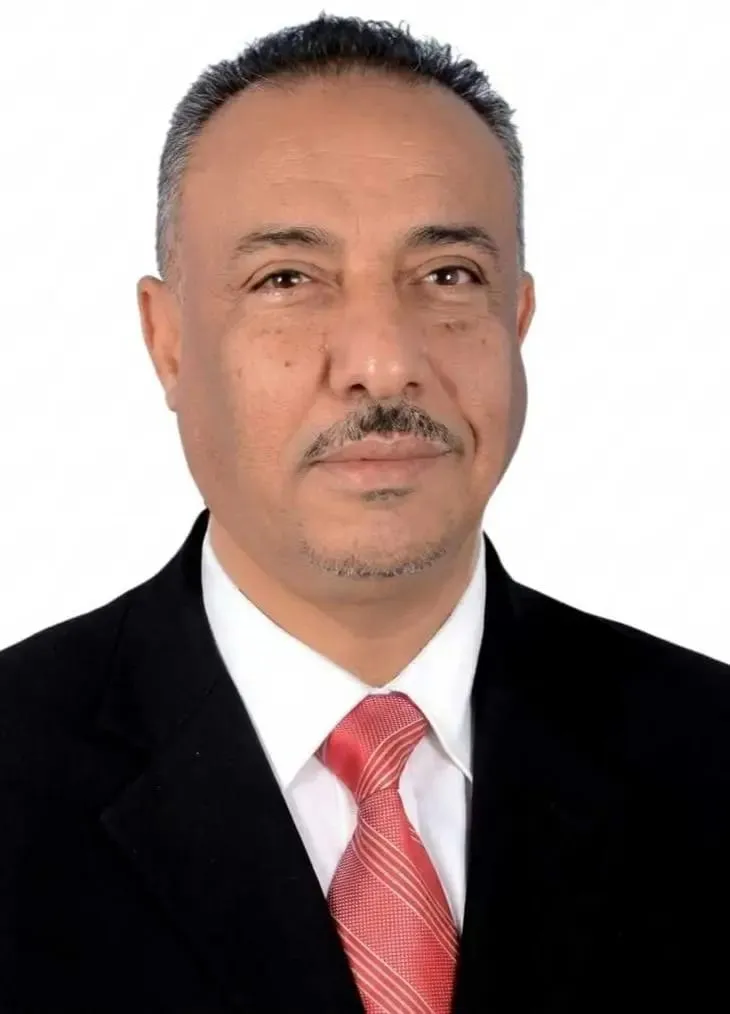 الحكومة رقّته مستشاراً.. والنيابة تأمر بالقبض عليه لرفضه تسليم منصبه السابق