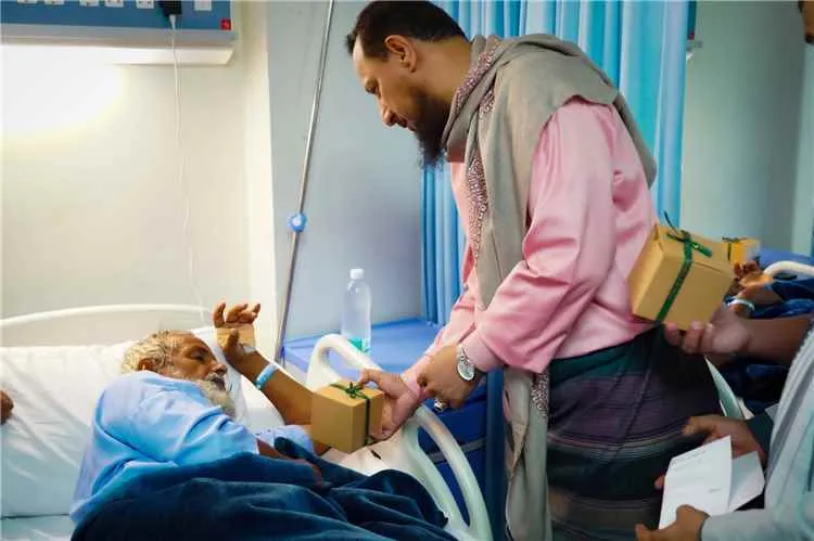محافظ عدن عبدالرحمن شيخ يزور المرضى ونزلاء دار المسنين في عيد الأضحى