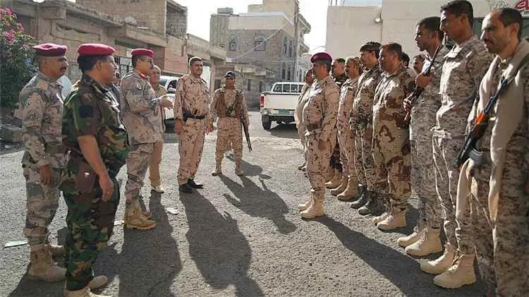 قيادة محور تعز تعايد المقاتلين في خطوط التماس وتؤكد رفع الجاهزية العسكرية
