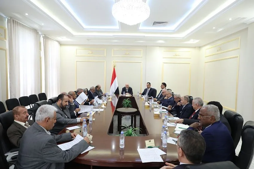 رشاد العليمي: سيتم التعامل مع أي تحركات عسكرية تخالف جهود خفض التصعيد 