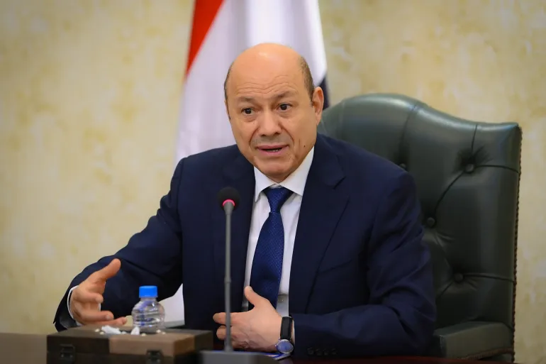 صحفي سعودي يروي كواليس آخر لحظات العليمي في قصر معايشق: الانتقالي أراد احتجازه لولا حماية الجنود السعوديين