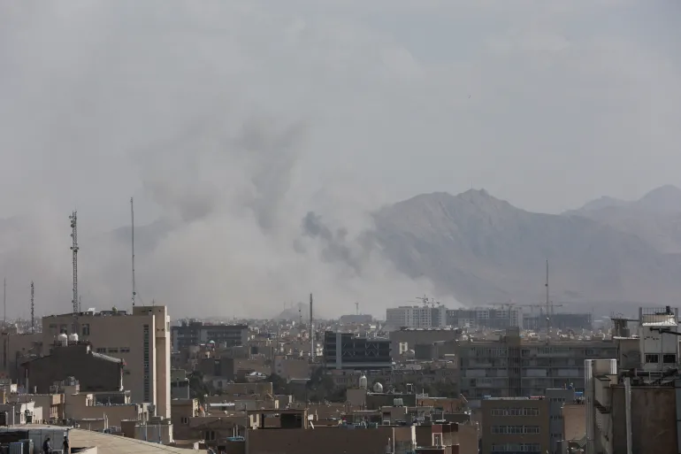 مصدران يرجحان لـ "رويترز" مقتل وزير الدفاع وقائد الحرس الثوري ومسؤول إيراني يؤكد مقتل 2 من أقارب خامنئي