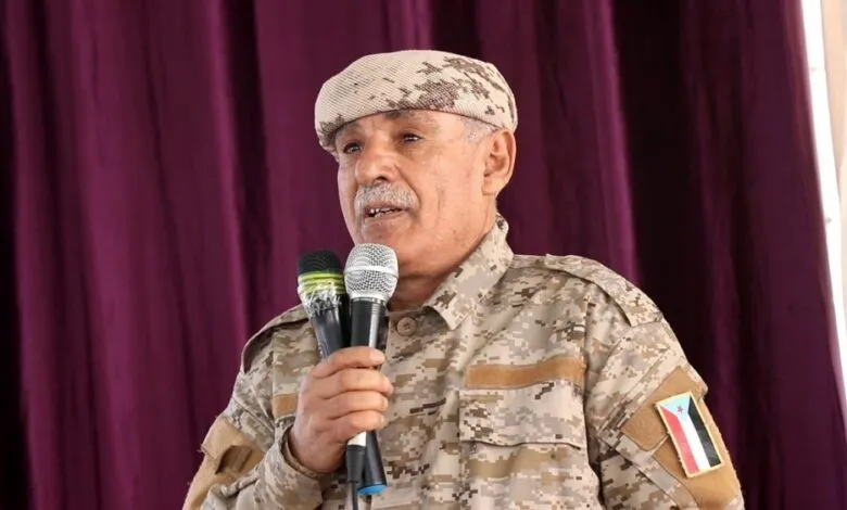 قيادي في الانتقالي يهاجم الجنرال السعودي الشهراني ويصفه بـ«بريمر الرياض» ويتهم العليمي بالإرهاب