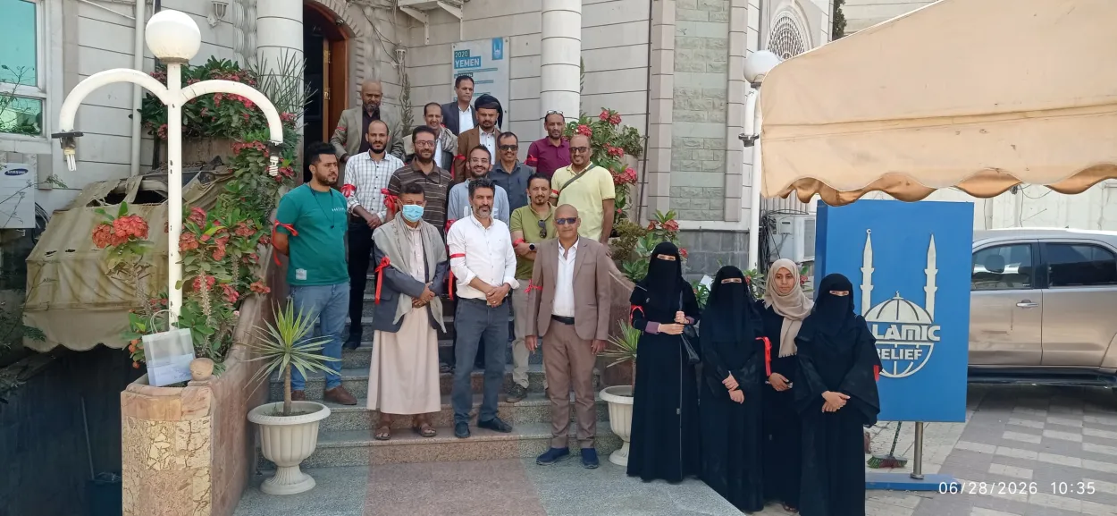 وقفة احتجاجية لموظفي الإغاثة الإسلامية في اليمن للمطالبة بحقوقهم الوظيفية