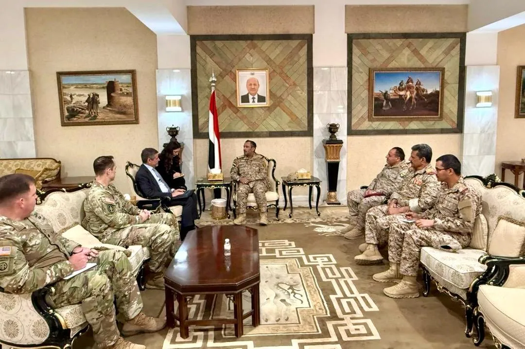 "بن عزيز" يتطلع من الولايات المتحدة وبريطانيا مزيداً من الدعم لرفع كفاءة الجيش اليمني