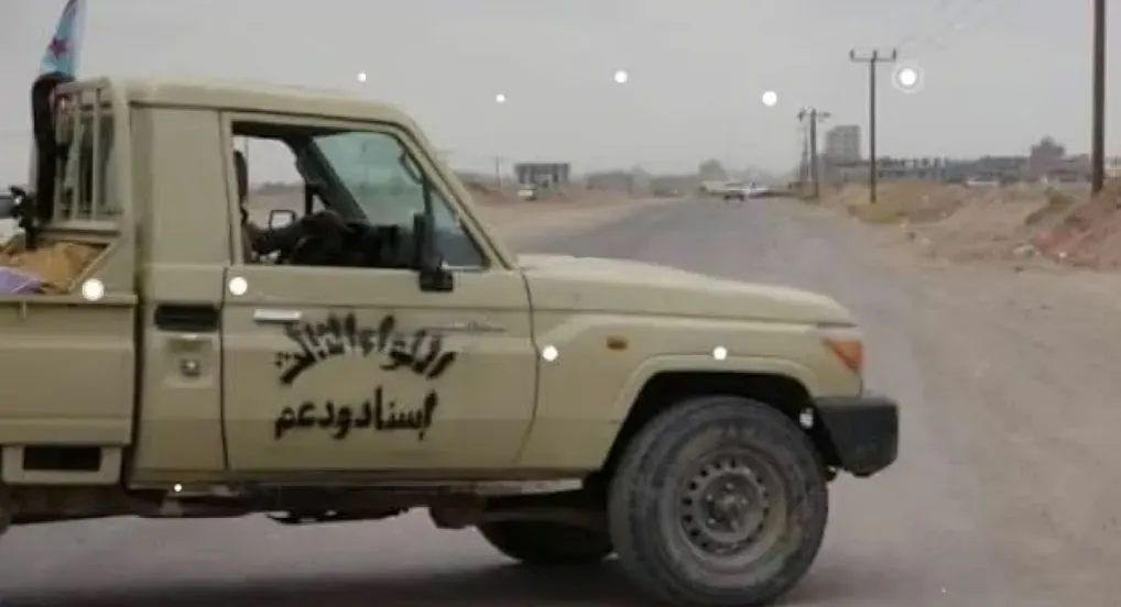 أبين.. مقتل وإصابة جنديين في كمين مسلح استهدف طقماً عسكرياً بـ "مودية"