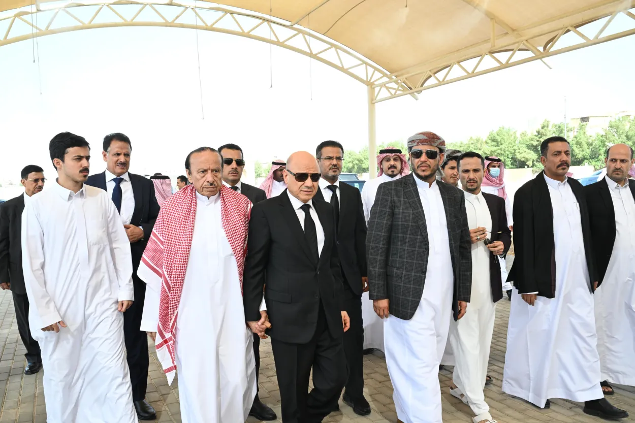 العليمي وأعضاء مجلس القيادة يتقدمون المشيعين في جنازة الرئيس هادي بالرياض