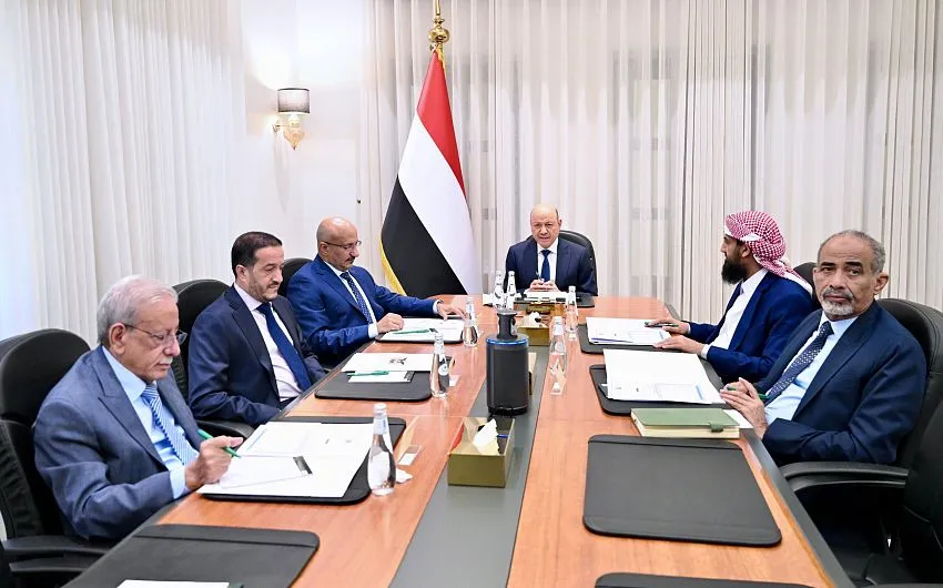 مجلس القيادة يناقش الإصلاحات والأوضاع الأمنية.. ويوجه الحكومة بتسريع مكافحة التهريب وتحسين الخدمات