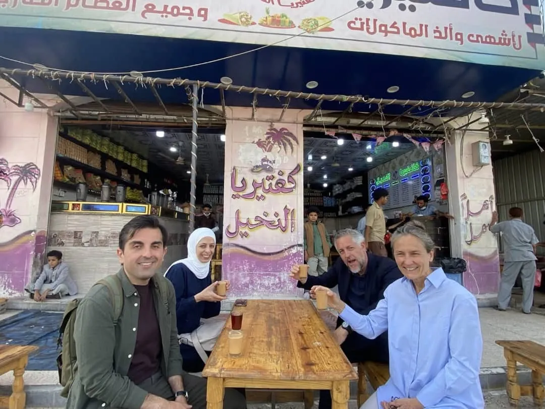 في مشهد يعكس استقرار مأرب.. سفيرا الاتحاد الأوروبي وهولندا يحتسيان الشاي بمقهى شعبي