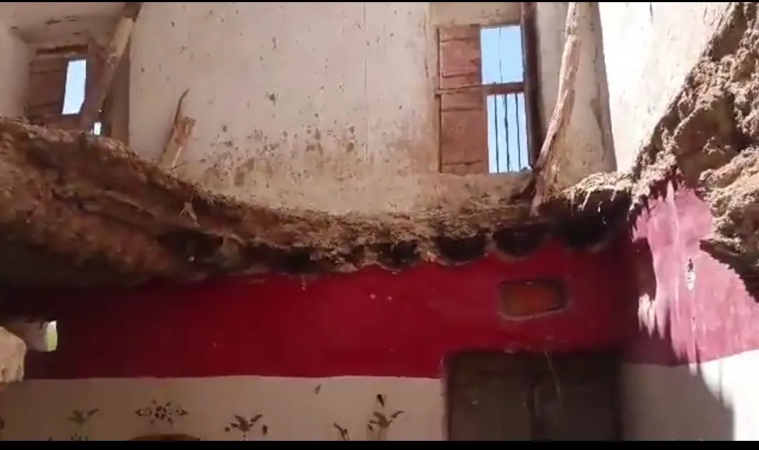 انهيار سقف منزل في غيل بن يمين يودي بحياة طفلة ويصيب أفرادًا من أسرتها