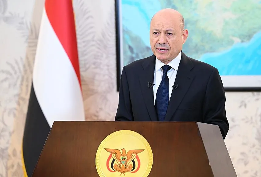 العليمي للانتقالي: الدولة لن تتهاون في مواجهة أي تمرد على مؤسساتها
